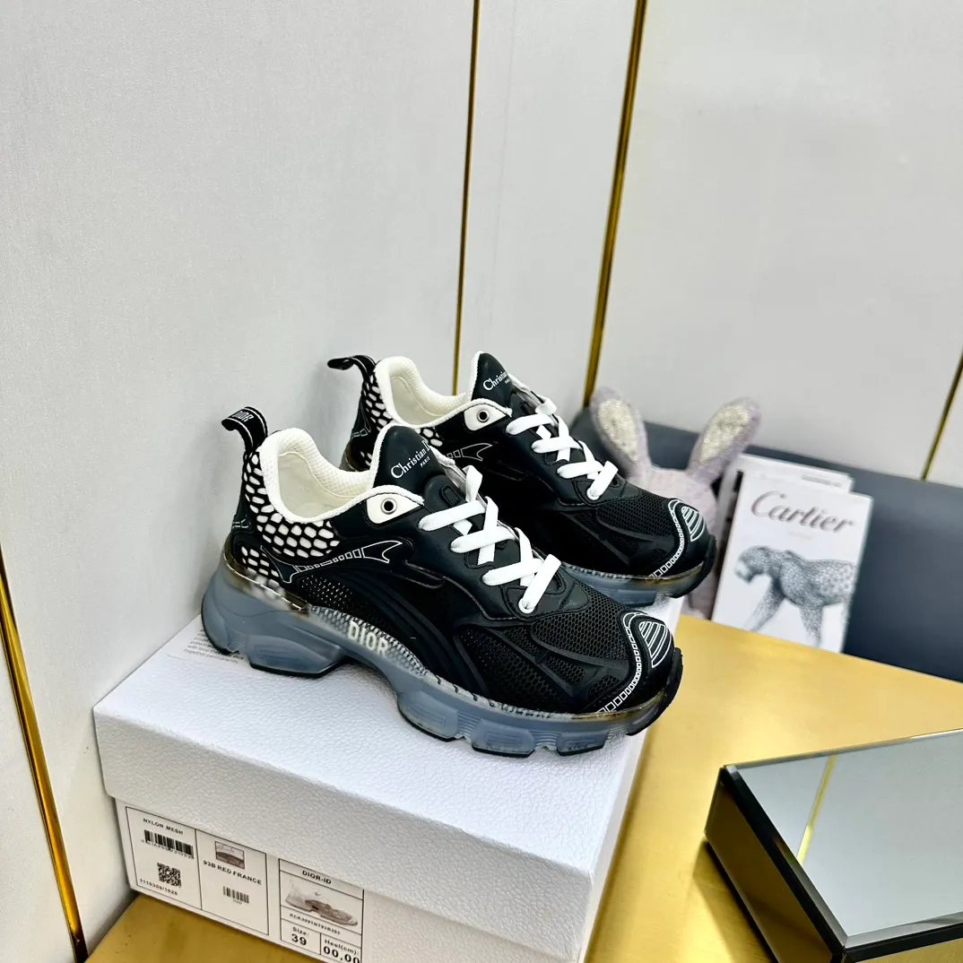 👟👟Ex-factory price 700👟👟 Top version 🌟🌟Dior 2024 spring and summer catwalk new style Vibe iconic fashion modern sports dad shoes CD letter logo Oblique printed pattern lace-up color-blocking thick-soled running shoes Stars' same jelly color casual women's shoes The top high-end version on the market Material: The upper is made of special technology with mesh fabric spliced with metal cowhide + environmentally friendly breathable fabric lining + original molded Tpu combination outsole. Bottom thickness: 4CM Size: 35-40 standard code (34.41 customization is not returnable)